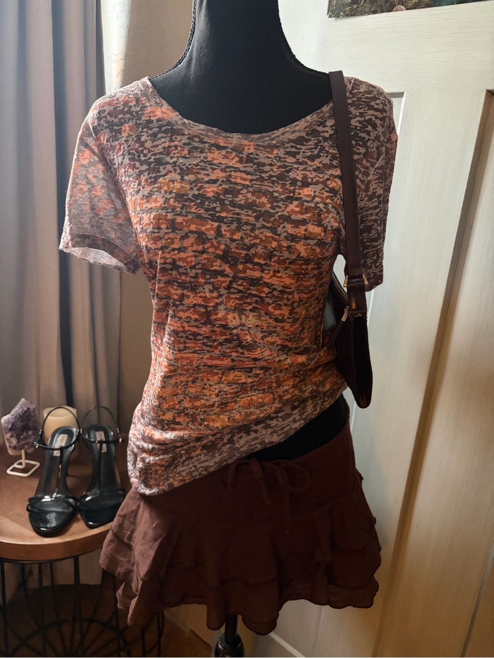 Abstract Scoop Neck Short-Sleeve Tee in Orange and Brown
